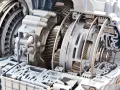 Przekładnia automatyczna w przekroju, ukazująca złożony mechanizm zębatek i elementów hydraulicznych.