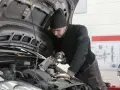 Mechanik bada silnik, szukając objawów uszkodzenia przegubu zewnętrznego.