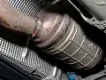 Rdza na katalizatorze Peugeota, potencjalna przyczyna błędu DTC P0420.