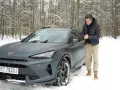 Mężczyzna obok matowego, szarego Formentor Cupra w zimowym lesie.