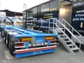 Niebieska rama pod kontener, ciężarówka z drzwiami bocznymi K-FORCE i schodkami. Nowoczesny transport intermodalny.