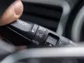Palec naciska przełącznik świateł, wybierając, na jakich światłach się jeździ: auto, mijania lub drogowe.