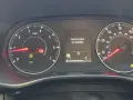 Dacia Sandero: kontrolki informują o braku widoczności kamery przedniej. Widoczne kontrolki hamulca ręcznego, ABS i ciśnienia w oponach.
