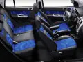 Wnętrze Hyundai Getz z niebiesko-szarymi siedzeniami i niebieskimi akcentami na drzwiach.