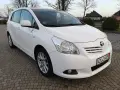 Biała Toyota Verso 1.8 benzyna zaparkowana na kostce brukowej.