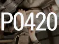 Mechanik sprawdza katalizator BMW z powodu błędu DTC P0420.