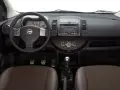 Wnętrze Nissan Note E11: kierownica, deska rozdzielcza z radiem i zegarami, dźwignia zmiany biegów, fotele.