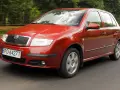 Czerwona Skoda Fabia w ruchu. Sprawdź aktualne skoda fabia - ceny używanych i znajdź swój wymarzony samochód.
