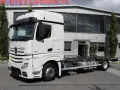 Biały Mercedes Actros MP4 z systemem hakowym, gotowy do pracy.