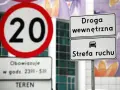 Znak ograniczenia prędkości do 20 km/h i tablica informująca o wjeździe do strefy ruchu.