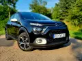 Czarny Citroen C3 na tle zieleni. Sprawdź atrakcyjną citroen c3 cena i wybierz swój wymarzony samochód.