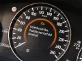 Na desce rozdzielczej świeci się kontrolka "usterka silnika", informując o konieczności wizyty w serwisie. To sygnał, że auto jest w trybie awaryjnym.