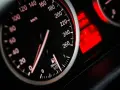 Kontrolka DTC P0500 Opel świeci się na desce rozdzielczej. Prędkościomierz pokazuje 0 km/h, a wskaźnik paliwa jest na 1/2.