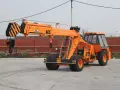 Pomarańczowy dźwig ACE 14XW, znany jako HDS, gotowy do pracy.
