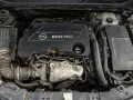 Silnik Opel Ecotec. Widoczne elementy układu dolotowego i turbosprężarki. Objawy uszkodzenia poduszki silnika mogą być różne, np. wibracje.