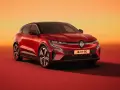 Nowy Renault Megane 5 w kolorze czerwonym, z czarnym dachem, prezentuje się dynamicznie na tle pomarańczowo-czerwonego gradientu.