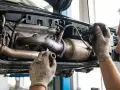 Mechanik sprawdza katalizator Nissana, podejrzewając błąd DTC P0420.