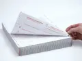 Stos papierów z nadrukiem "CMR" i "INTERNATIONAL CONSIGNMENT NOTE". Dokumenty te służą do międzynarodowego przewozu towarów.