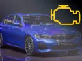 Niebieskie BMW Serii 3 z żółtym symbolem silnika, wskazującym na błąd DTC 4212.