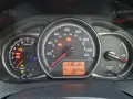 Kontrolka silnika świeci się na desce rozdzielczej Toyoty, wskazując błąd DTC P1604. Oprócz tego widoczne są kontrolki oleju, akumulatora i temperatury.