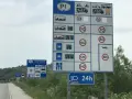 Znaki drogowe w Polsce: ograniczenia prędkości, w tym przekroczenie prędkości o 20 km/h, opłaty drogowe i inne.