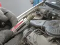 Rękawica trzyma świecę zapłonową, potencjalną przyczynę błędu dtc p0300 w Renault.