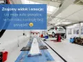 Warsztat samochodowy z podnośnikiem, na którym stoi auto. Czy przegląd techniczny samochodu co sprawdzają, zakończy się sukcesem?