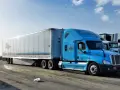 Błękitna ciężarówka Gordon Trucking gotowa do trasy door to door.