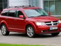 Czerwony Dodge Journey w ruchu. Wiele osób szuka dodge journey opinie przed zakupem.