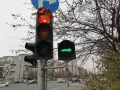 Sygnalizacja świetlna: czerwone światło na głównym słupku, a obok zielona strzałka warunkowa w prawo.