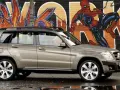 Brązowy suv Mercedes GLK na tle kolorowego graffiti z Spider-Manem.