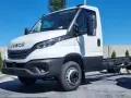 Biały Iveco 70C18, podwozie gotowe do zabudowy, stoi na placu z kostki brukowej.