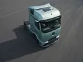 Nowy Mercedes Actros 2025 w kolorze miętowym prezentuje się na ciemnym asfalcie.