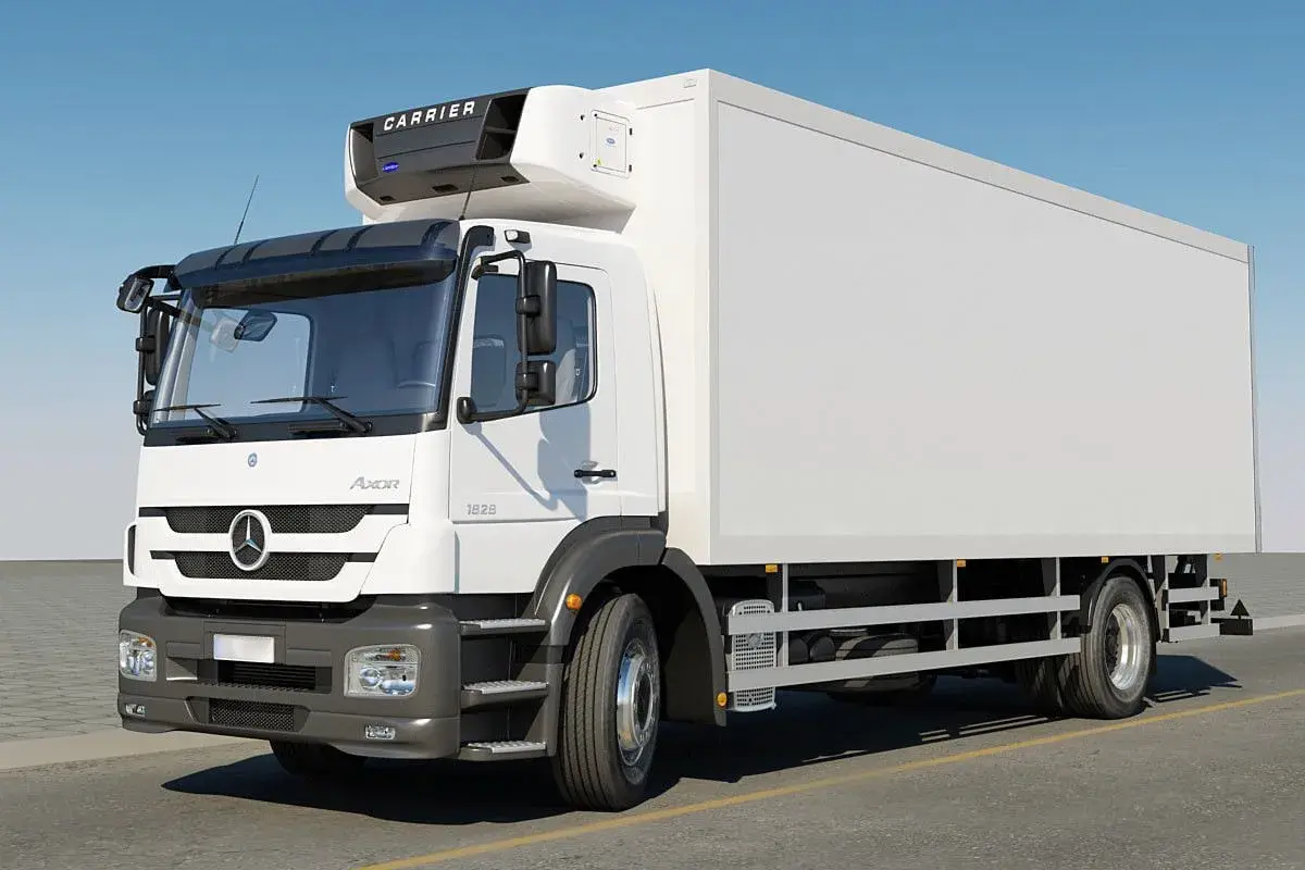 Biała chłodnia Mercedes Axor z agregatem Carrier na dachu, gotowa do transportu towarów.