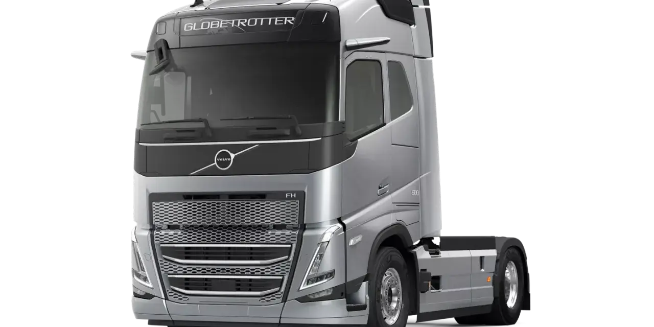 Srebrny ciągnik siodłowy Volvo FH13 Globetrotter z napisem "500" na błotniku, gotowy do dalekich podróży.