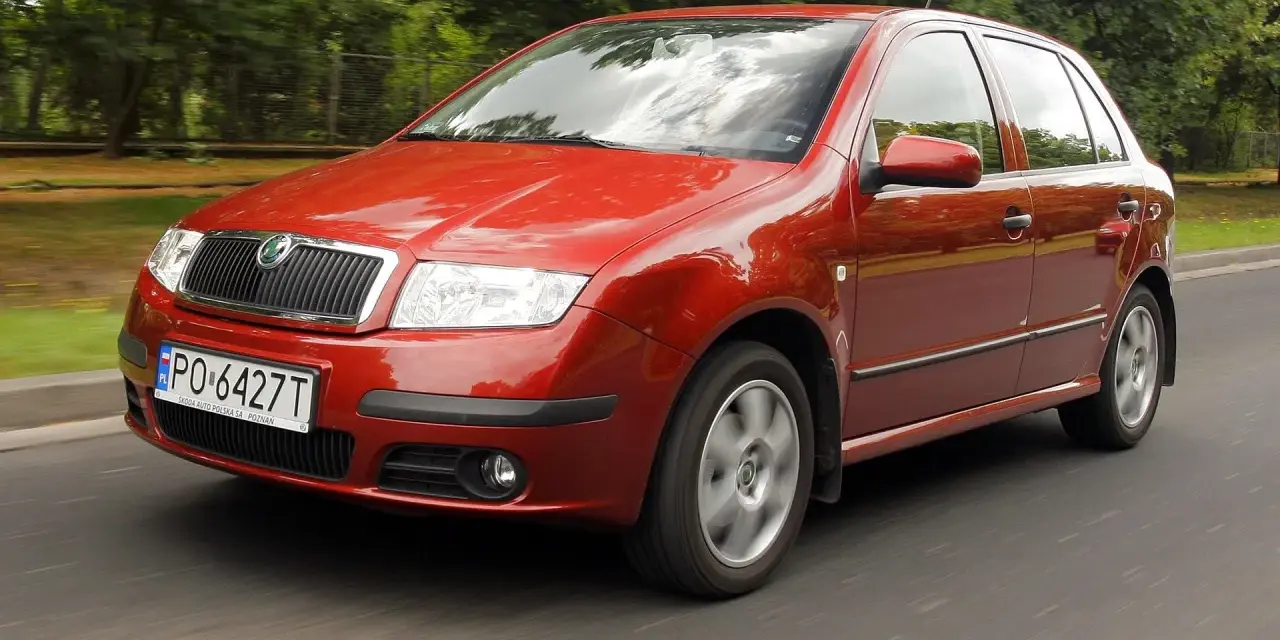 Czerwona Skoda Fabia w ruchu. Sprawdź aktualne skoda fabia - ceny używanych i znajdź swój wymarzony samochód.