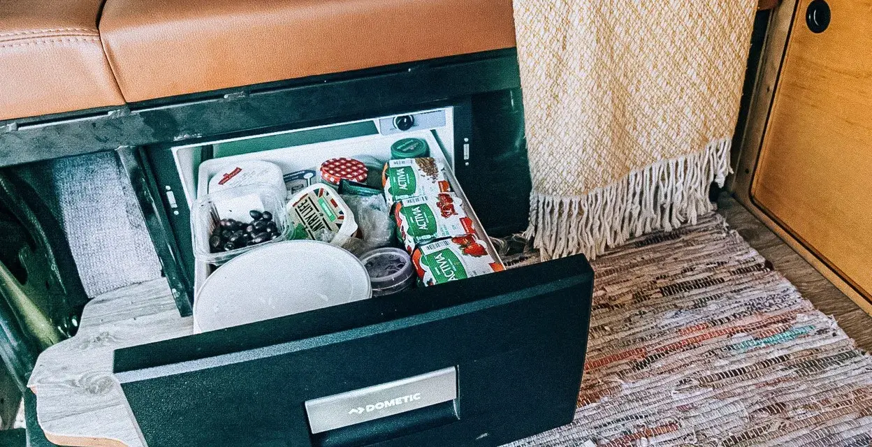 Jak działa lodówka w przyczepie kempingowej? Różnice i porady ekspertów