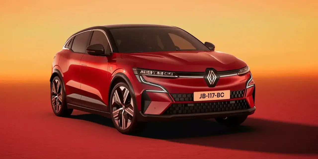 Nowy Renault Megane 5 w kolorze czerwonym, z czarnym dachem, prezentuje się dynamicznie na tle pomarańczowo-czerwonego gradientu.