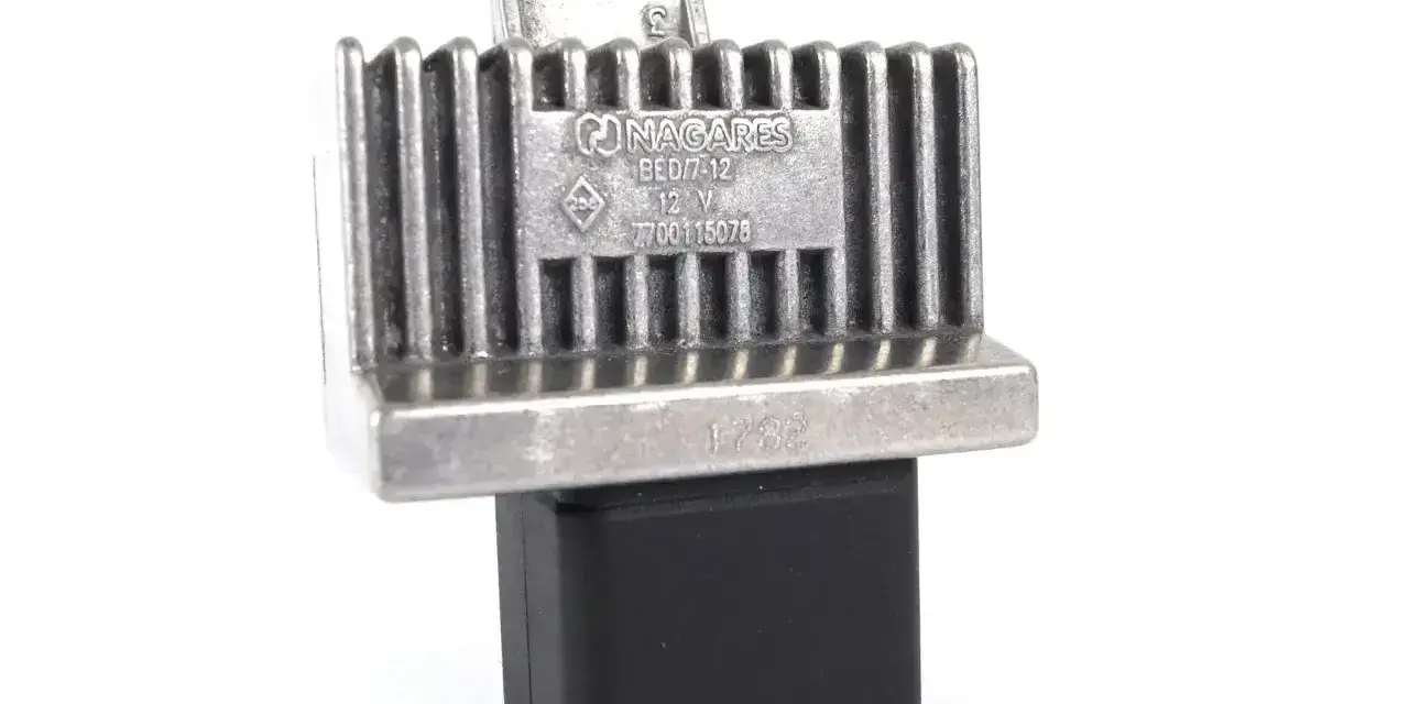 Moduł grzałki świec żarowych Nagares, oznaczony jako BED/7-12, 12V, 7700115078. Może być powiązany z błędem **dtc p0380 renault**.