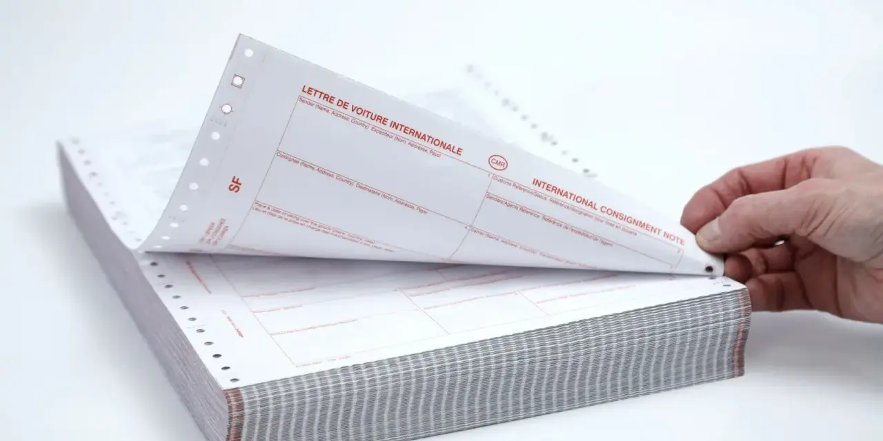 Stos papierów z nadrukiem "CMR" i "INTERNATIONAL CONSIGNMENT NOTE". Dokumenty te służą do międzynarodowego przewozu towarów.
