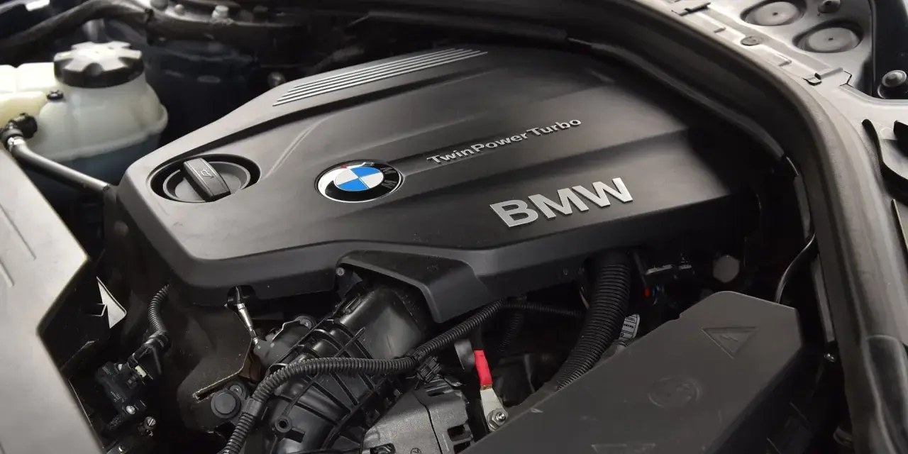 Silnik BMW TwinPower Turbo, prawdopodobnie 2.0 diesel, z widocznym logo BMW i elementami osprzętu.
