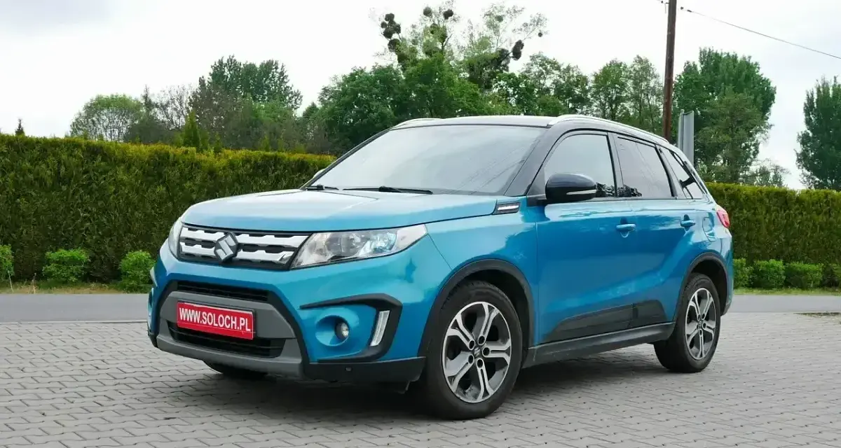 Niebieski Suzuki Vitara na placu. Sprawdź aktualne suzuki vitara - ceny używanych.