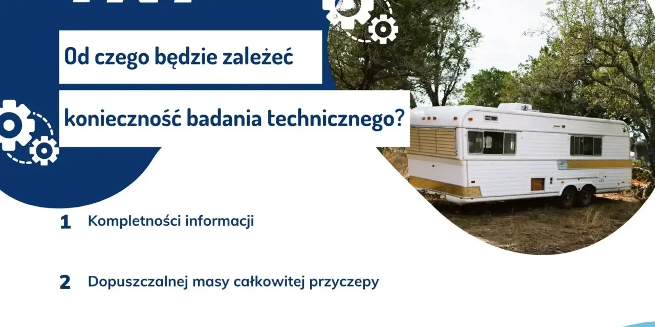 Biała przyczepa kempingowa na tle drzew, z elementami graficznymi i tekstem.