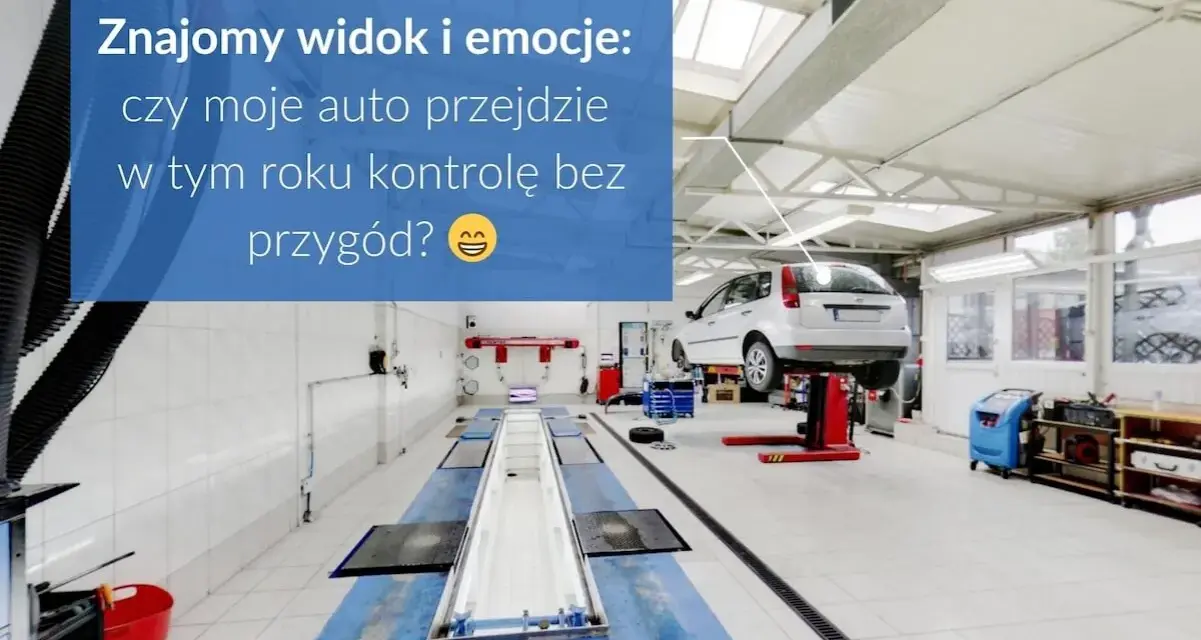 Warsztat samochodowy z podnośnikiem, na którym stoi auto. Czy przegląd techniczny samochodu co sprawdzają, zakończy się sukcesem?