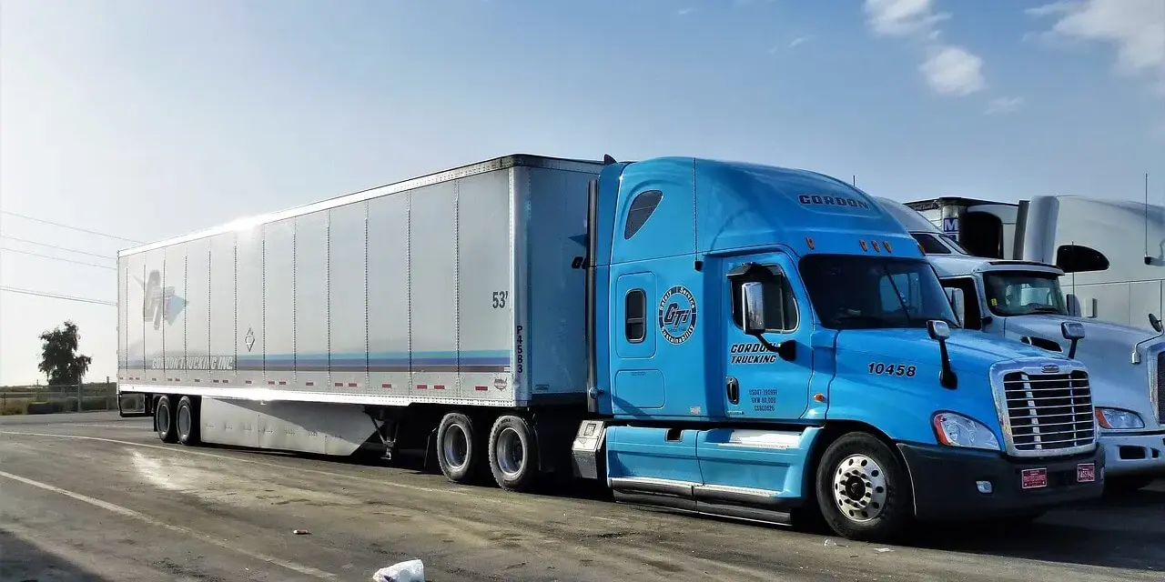 Błękitna ciężarówka Gordon Trucking gotowa do trasy door to door.