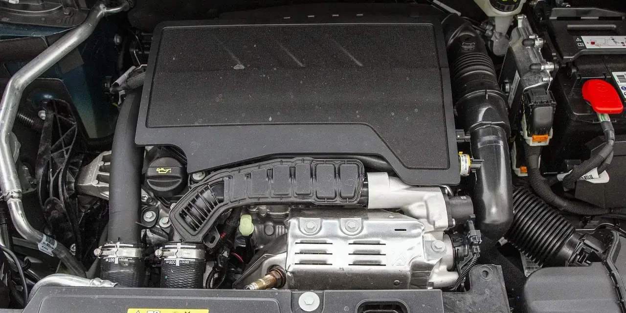 Silnik w Peugeot 3008. Zastanawiasz się, jaki silnik wybrać? Oto widok jednostki napędowej.