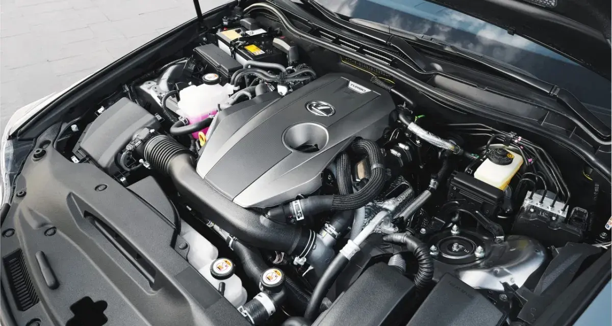 Silnik Lexus z napisem TURBO. Potężny biturbo gotowy do akcji.