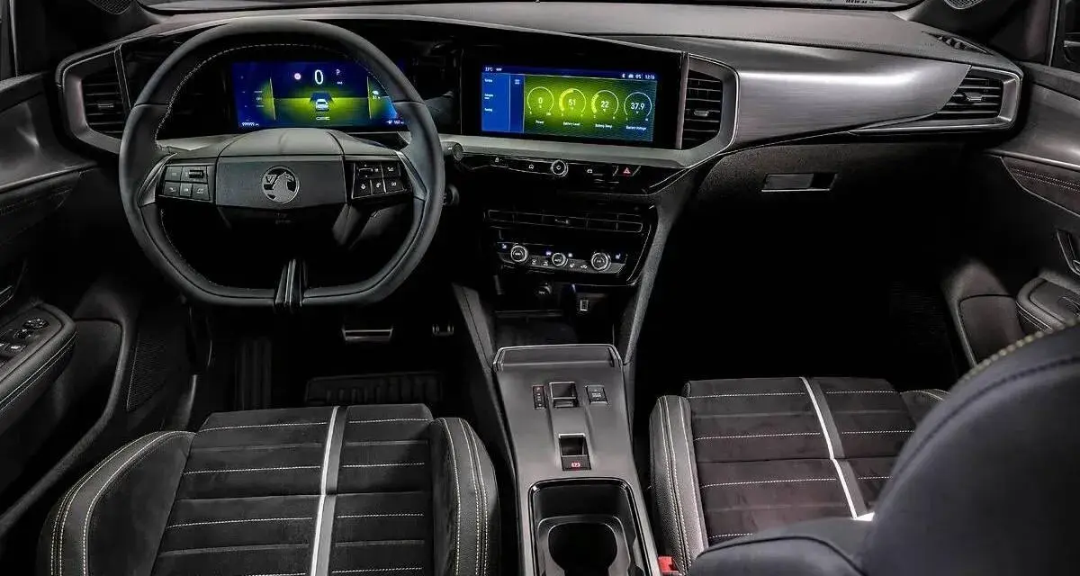 Wnętrze nowoczesnego Vauxhalla z dwoma ekranami, sportowymi fotelami i eleganckimi detalami.
