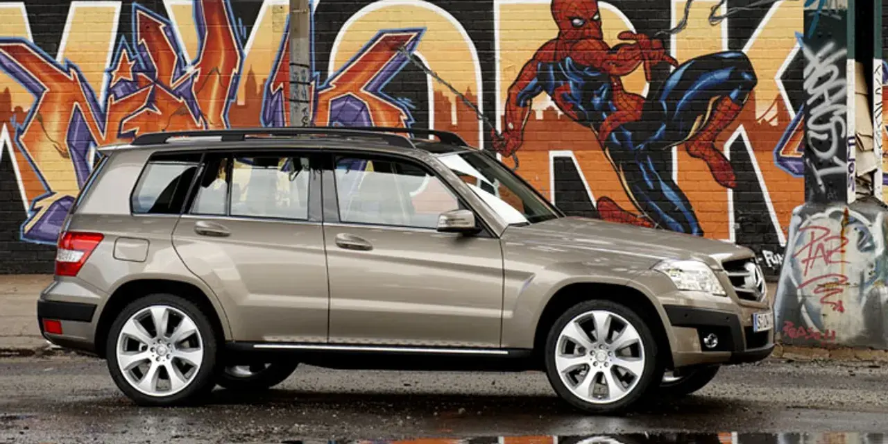 Brązowy suv Mercedes GLK na tle kolorowego graffiti z Spider-Manem.