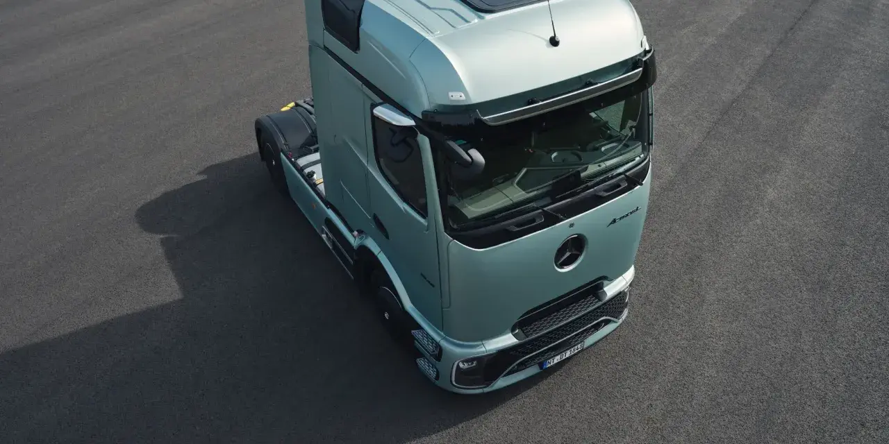 Nowy Mercedes Actros 2025 w kolorze miętowym prezentuje się na ciemnym asfalcie.